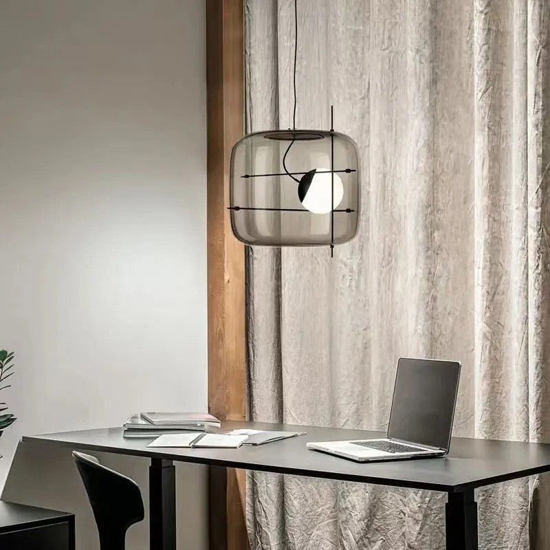 Elegant plot glass pendellampe med moderne design og mykt lys, tilgjengelig i røykgrå, klar eller cognac.