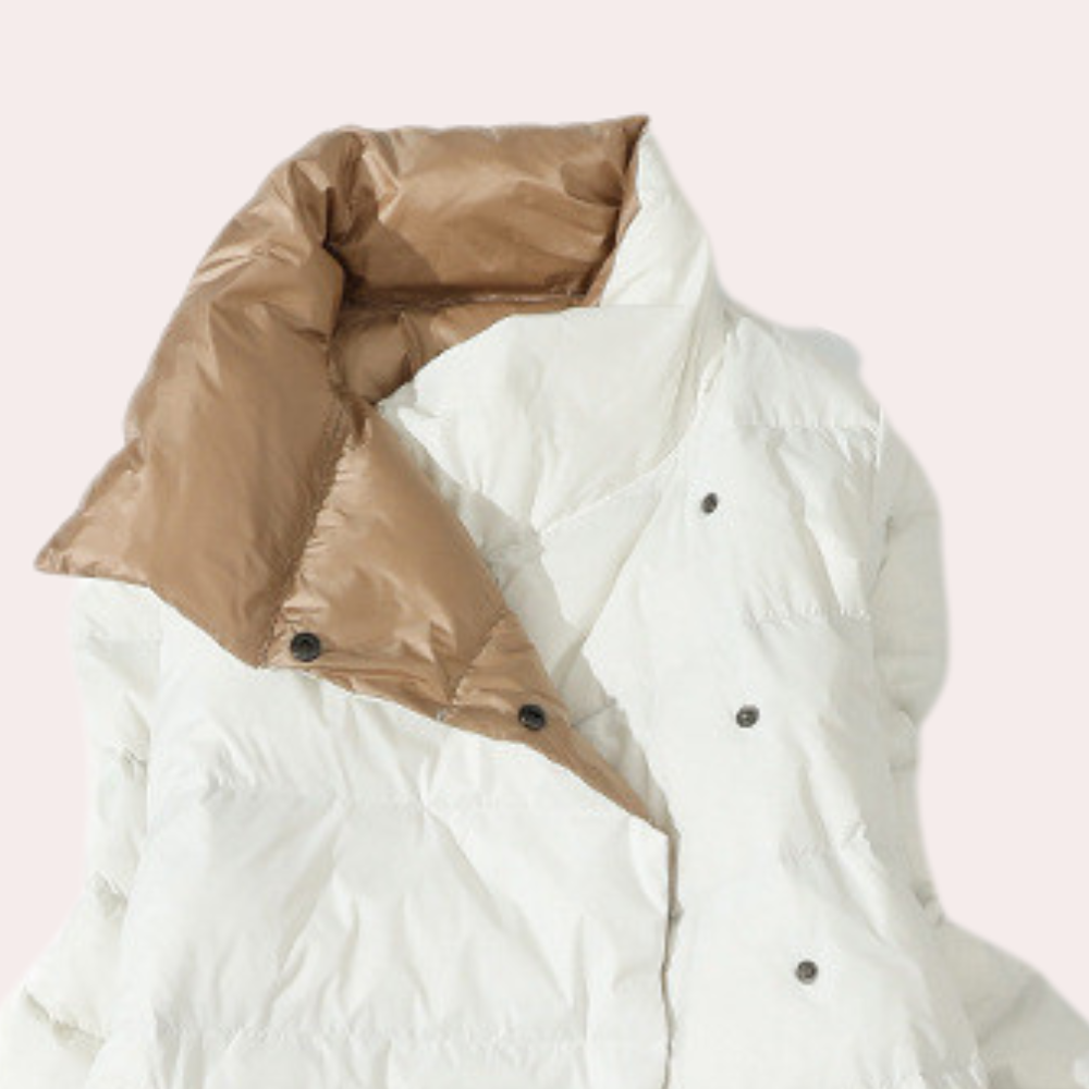 Modell iført elegant, polstret dame vinterjakke. Viser slank passform og moderne stil for høst og vinter.