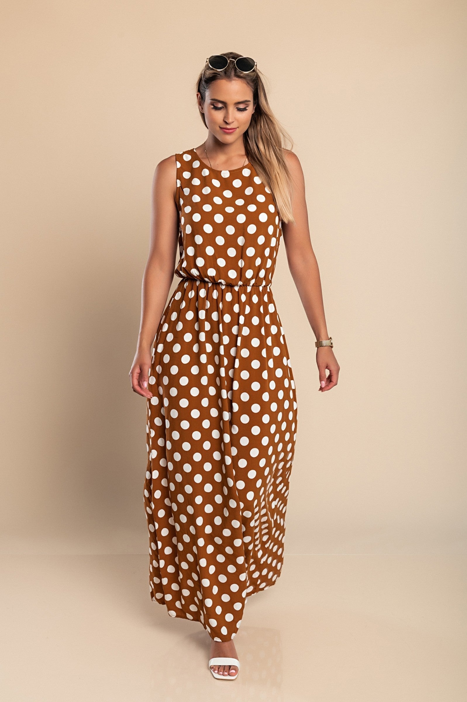 Brun prikkete midi kjole, en flatterende og tidløs kvinnekjole. Ideell for sommer.