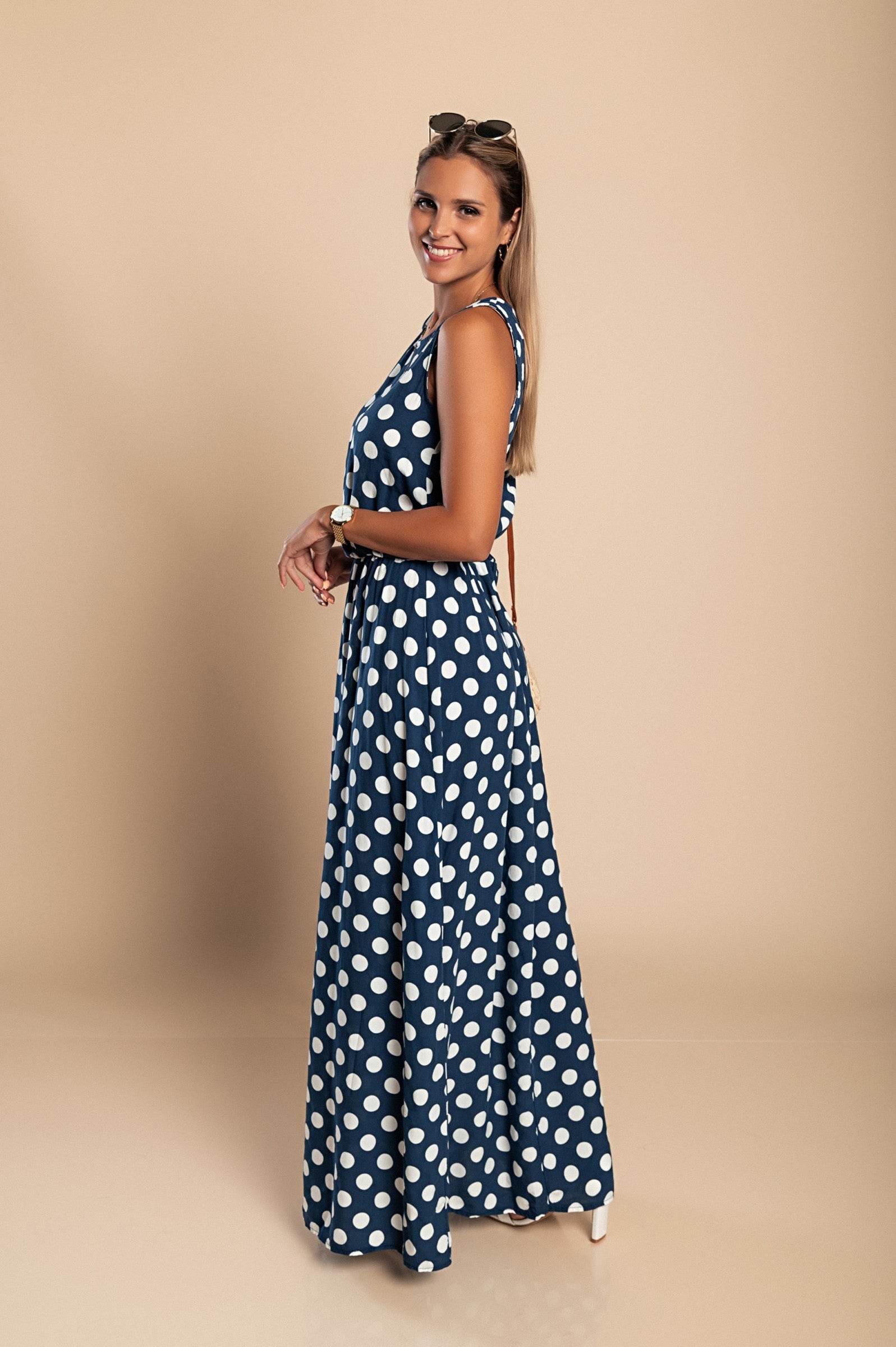 Trendy prikkete midi kjole for kvinner, en tidløs og komfortabel design.