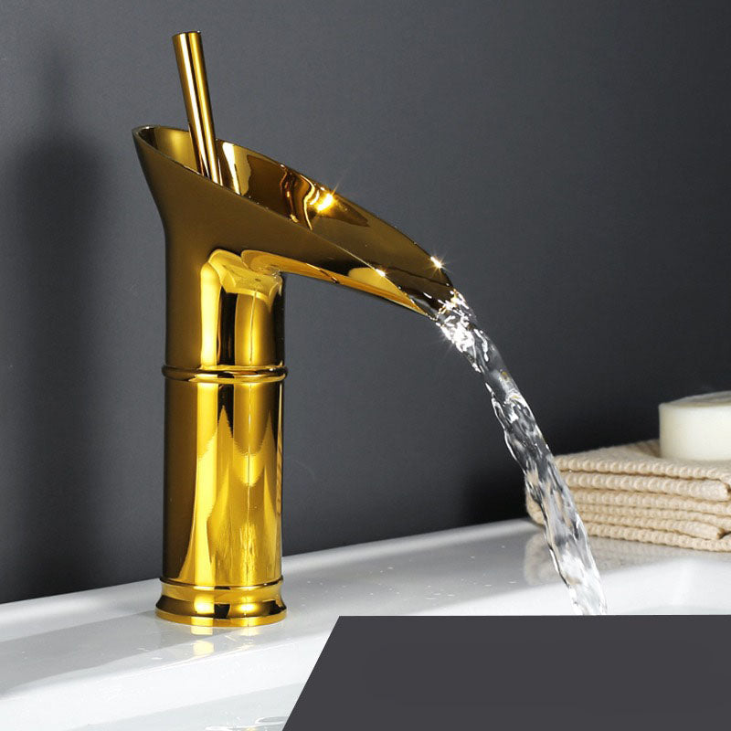 Luksuriøs retro messingkran med fossetut, ett-hulls servantkran for bad.