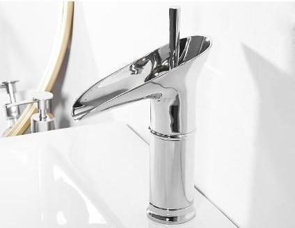 Elegant ett-hulls servantkran i retro messingstil, perfekt for vintage baderom.