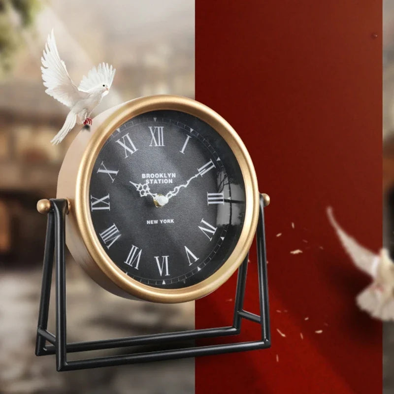 Vintage bordklokke i gull metall, dekorativ og funksjonell for ethvert rom med klassisk stil.