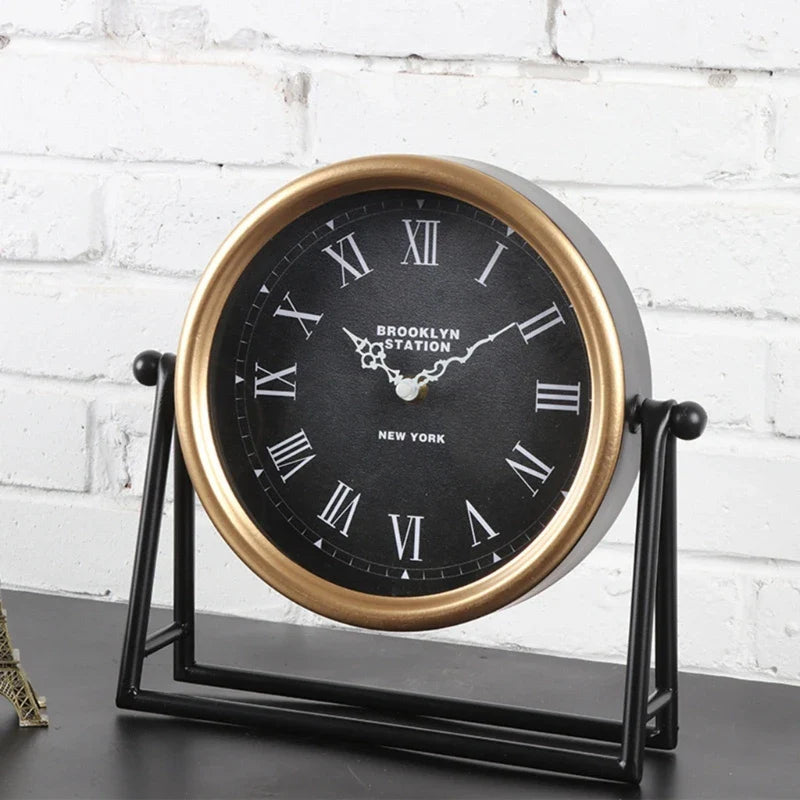 Dekorativ gullfarget metallklokke med retro design, en unik vintage bordklokke for kontoret.