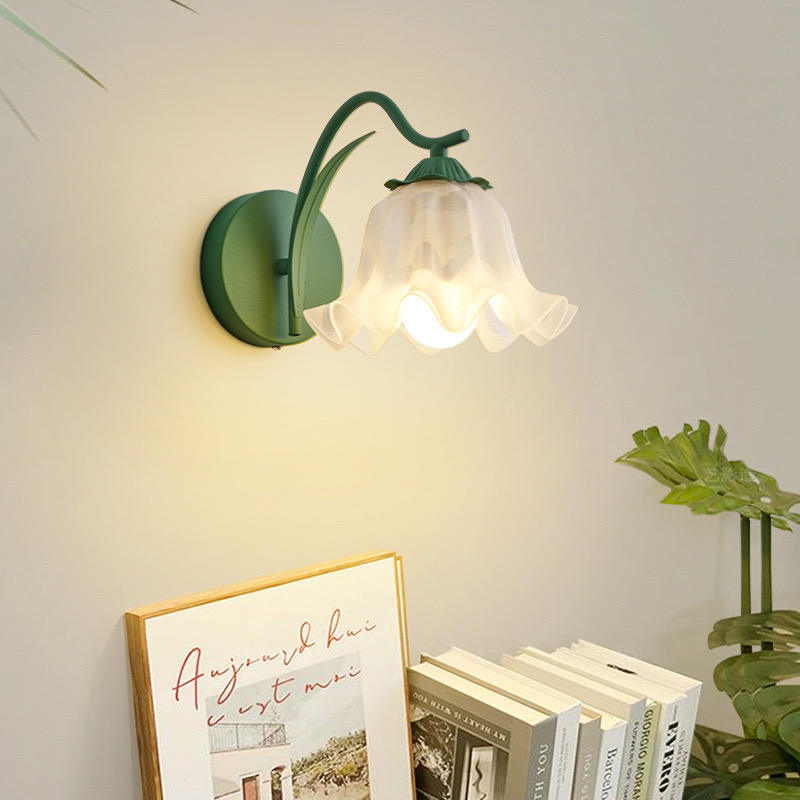 "Elegant retro vegglampe med blomsterdesign i rosa, gul og grønn. Fransk stil gir mykt lys og kunstnerisk touch til hjemmet."