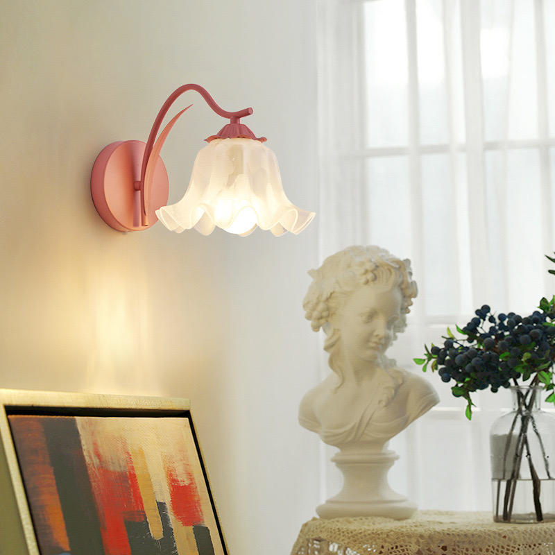 "Elegant retro vegglampe med blomsterdesign i rosa, gul og grønn. Fransk stil gir mykt lys og kunstnerisk touch til hjemmet."