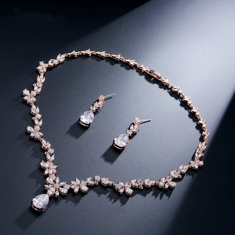 Detaljert bilde av rosegull anheng med kubisk zirkonia krystall, del av et elegant smykkesett