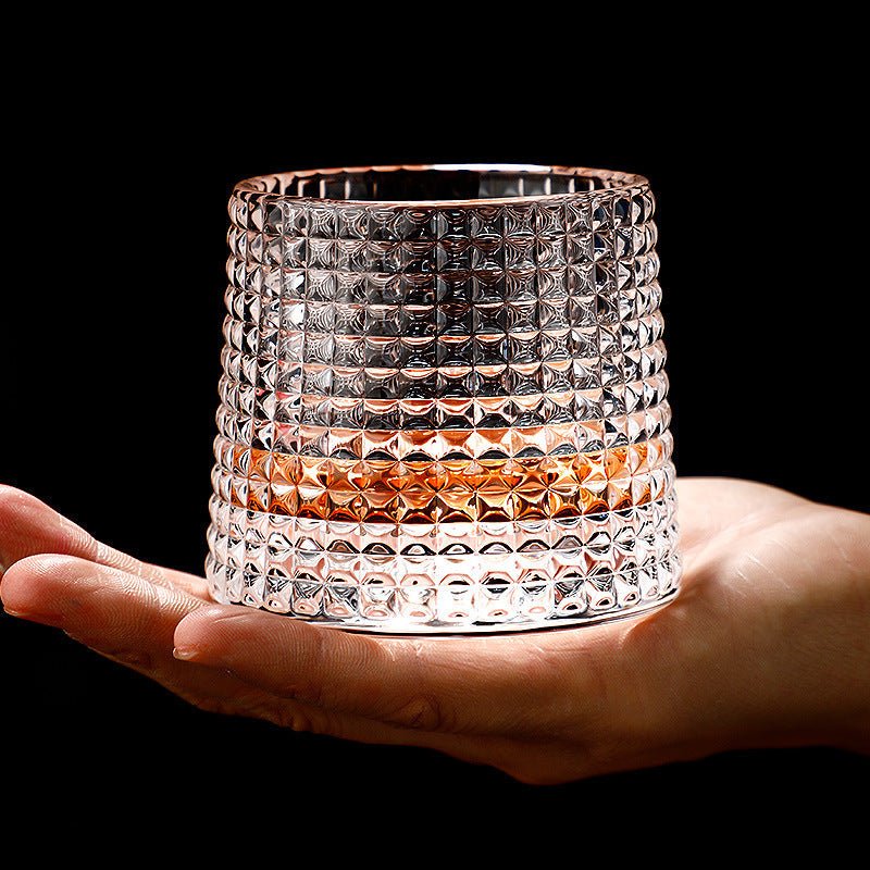 Nærbilde av roterende whiskyglass som frigjør aroma, ideelt for hjemmebaren. Unik drikkeopplevelse.