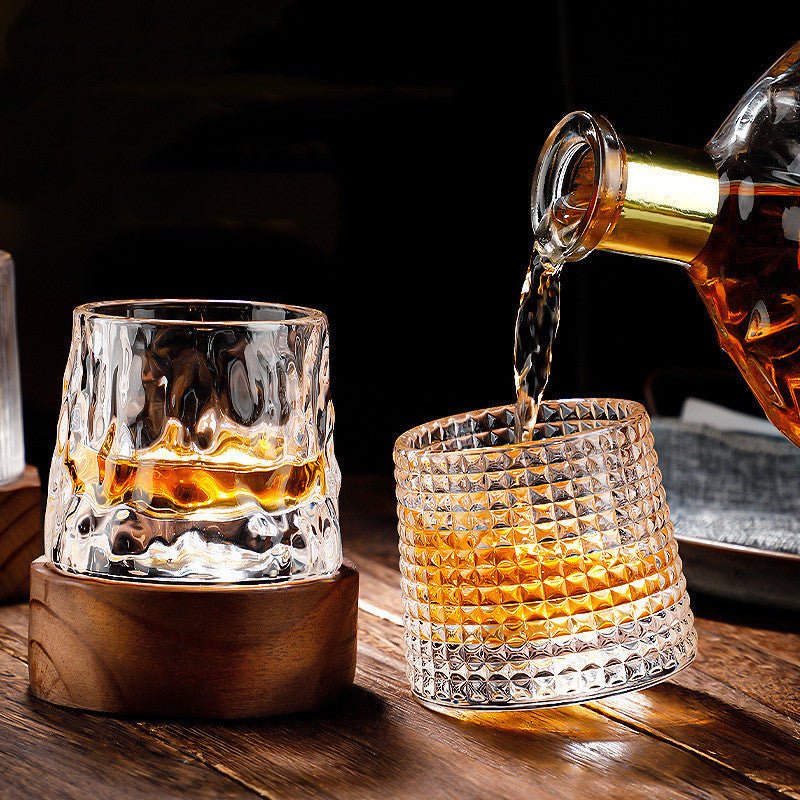 Stilig roterende krystall whiskyglass på et bord, klart for en elegant kveldsdrink. Flott gaveide.
