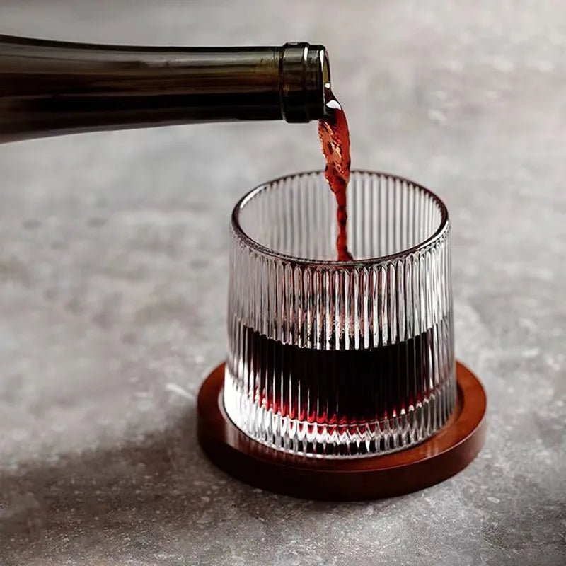 Sett med to elegante, roterende whiskyglass i krystall. Optimaliserer aroma for en raffinert drikkeopplevelse.