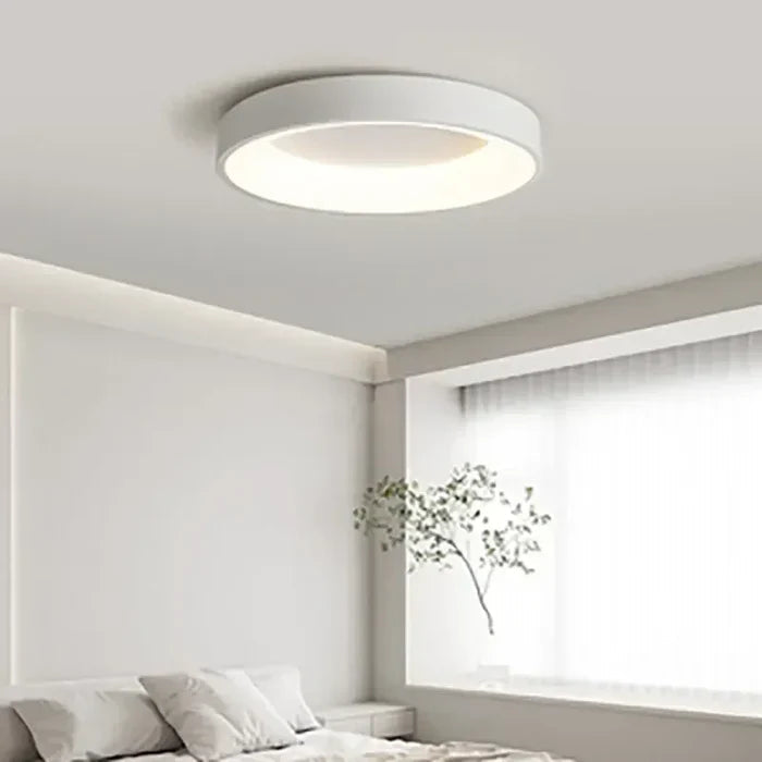 Minimalistisk rund LED-taklampe passer inn i ethvert moderne interiør. Allsidig innendørslys for hjemmeinnredning.