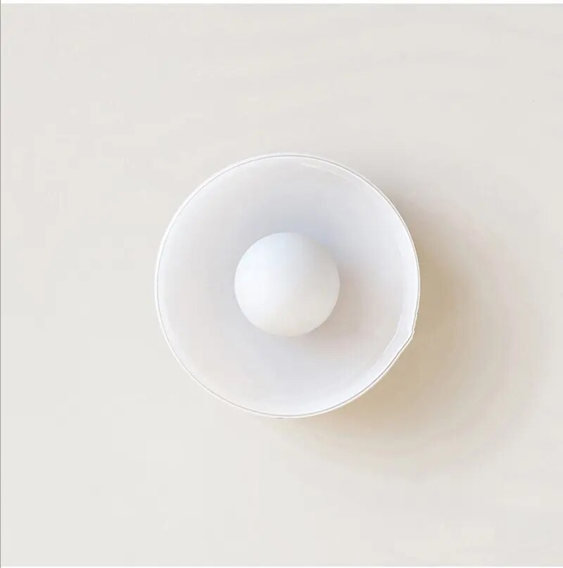 Moderne takbelysning: rund LED-taklampe i minimalistisk stil, ideell for et stilrent hjem.
