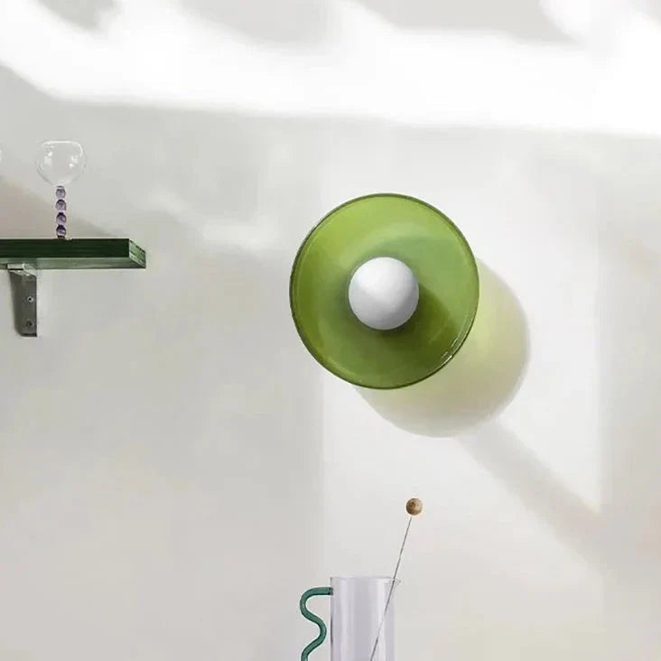 Rund LED-taklampe med glassdetaljer, elegant belysning som fremhever et moderne interiørdesign.