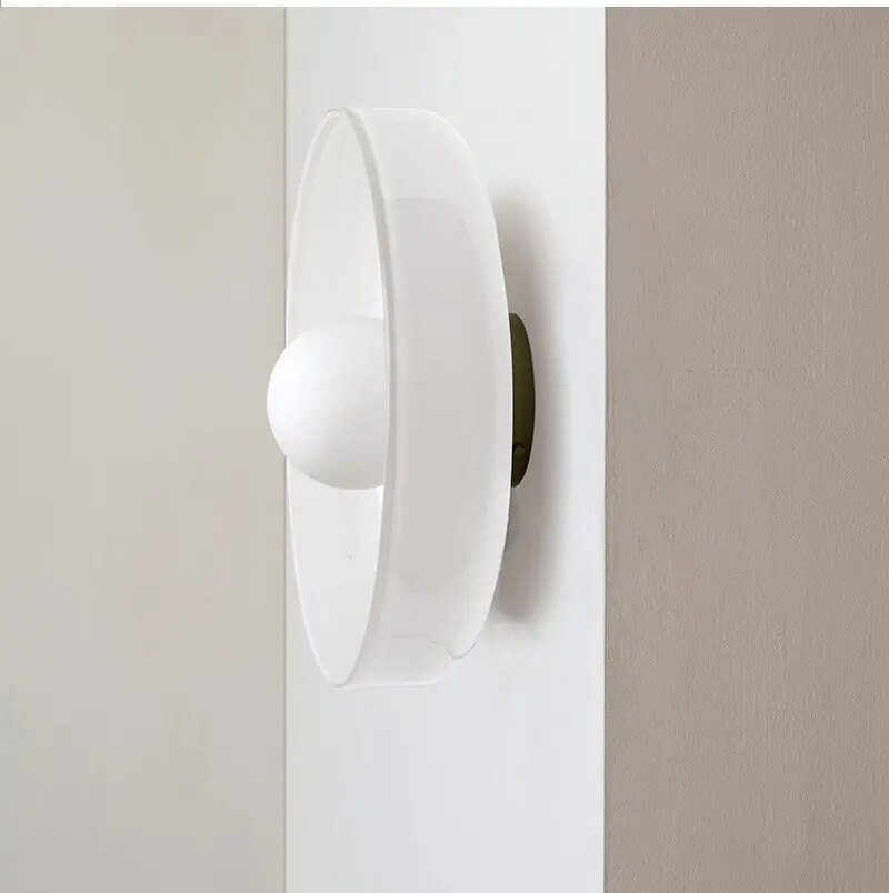 Rund modernetaklampe, kombinerer elegant glass og minimalistisk design for optimal interiørbelysning.