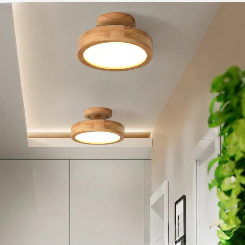 Hvit rund taklampe; elegant innendørs belysning i nordisk stil.