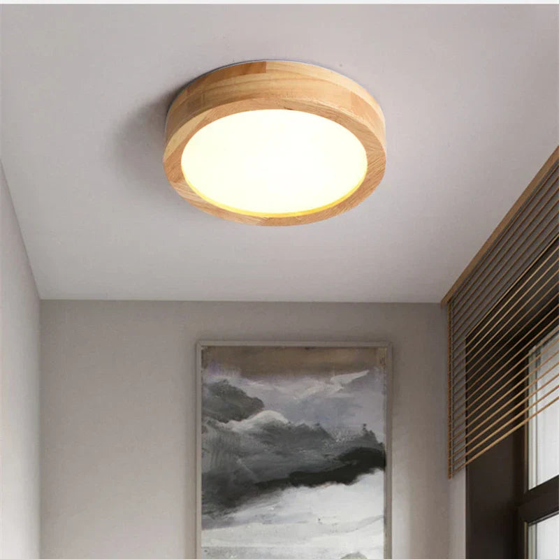 Stilren rund taklampe i minimalistisk design for moderne hjem.