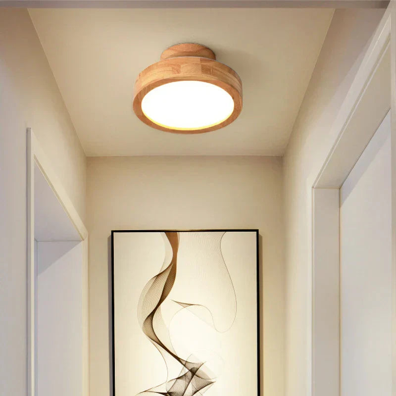 Moderne skandinavisk taklampe, rund og funksjonell, for stilfull belysning.
