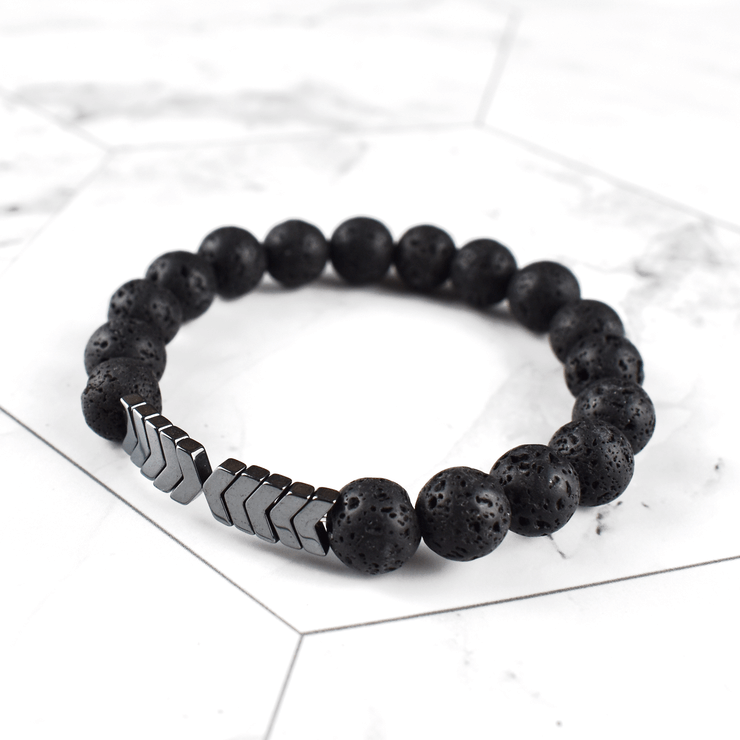 Sacred Arrow diffuser armbånd. Aromaterapi smykker med lavastein og hematitt. Et krystall armbånd.