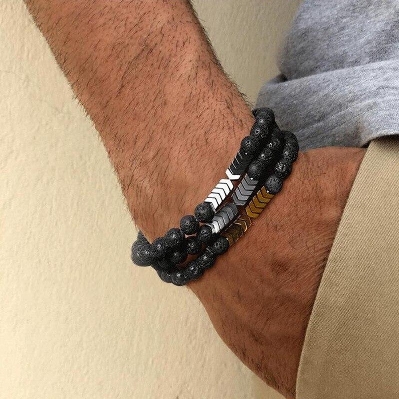 Sacred Arrow diffuser armbånd på kvinnelig håndledd. Lavastein og hematitt for energi og balanse.