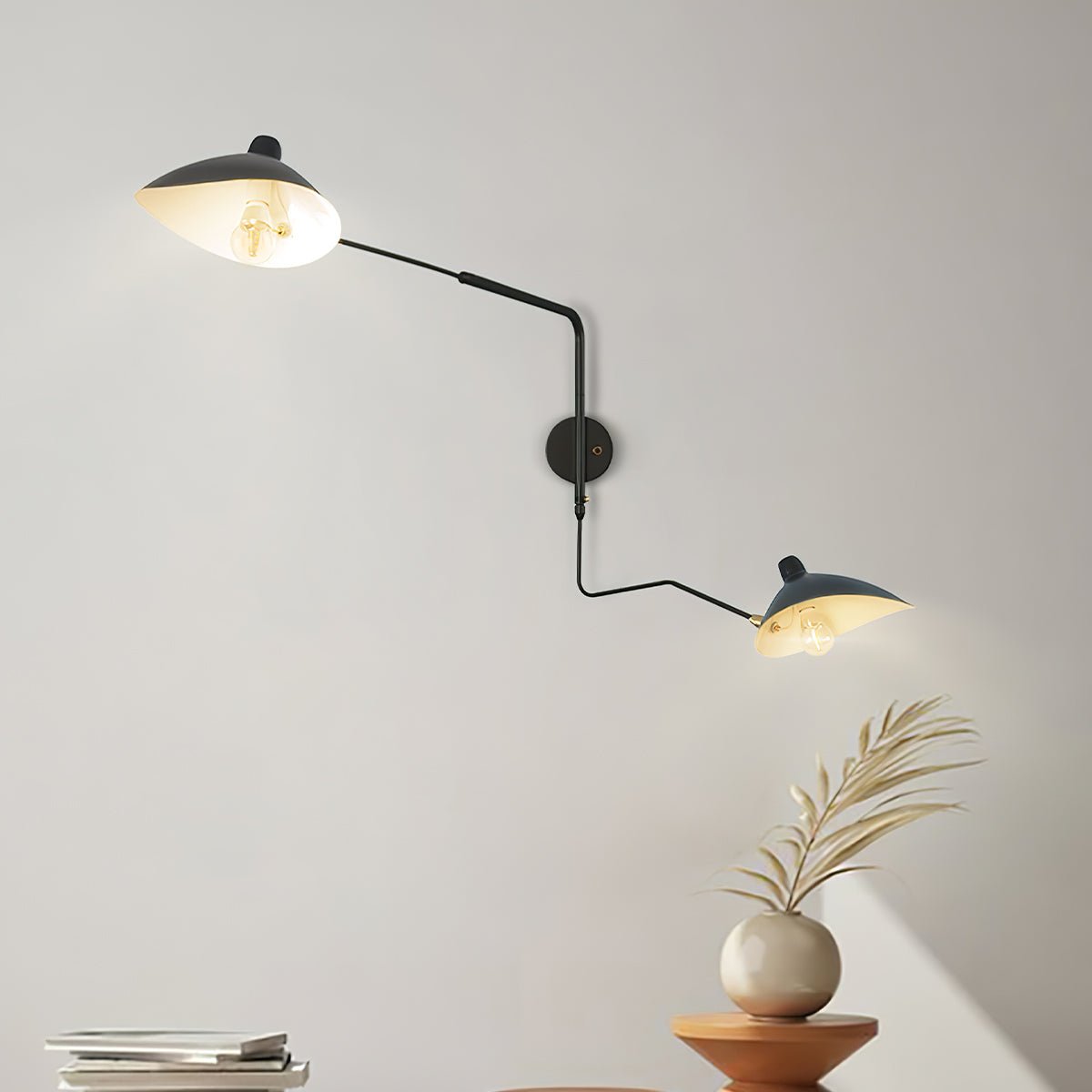 "Elegant Serge Mouille vegglampe med justerbar arm, insektlignende design, passer moderne innredning i svart eller hvit."