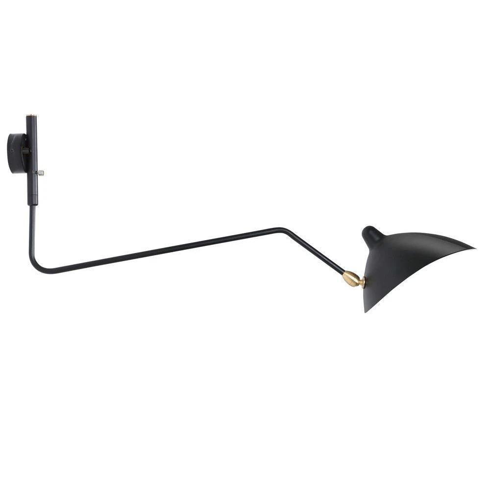 "Elegant Serge Mouille vegglampe med justerbar arm, insektlignende design, passer moderne innredning i svart eller hvit."