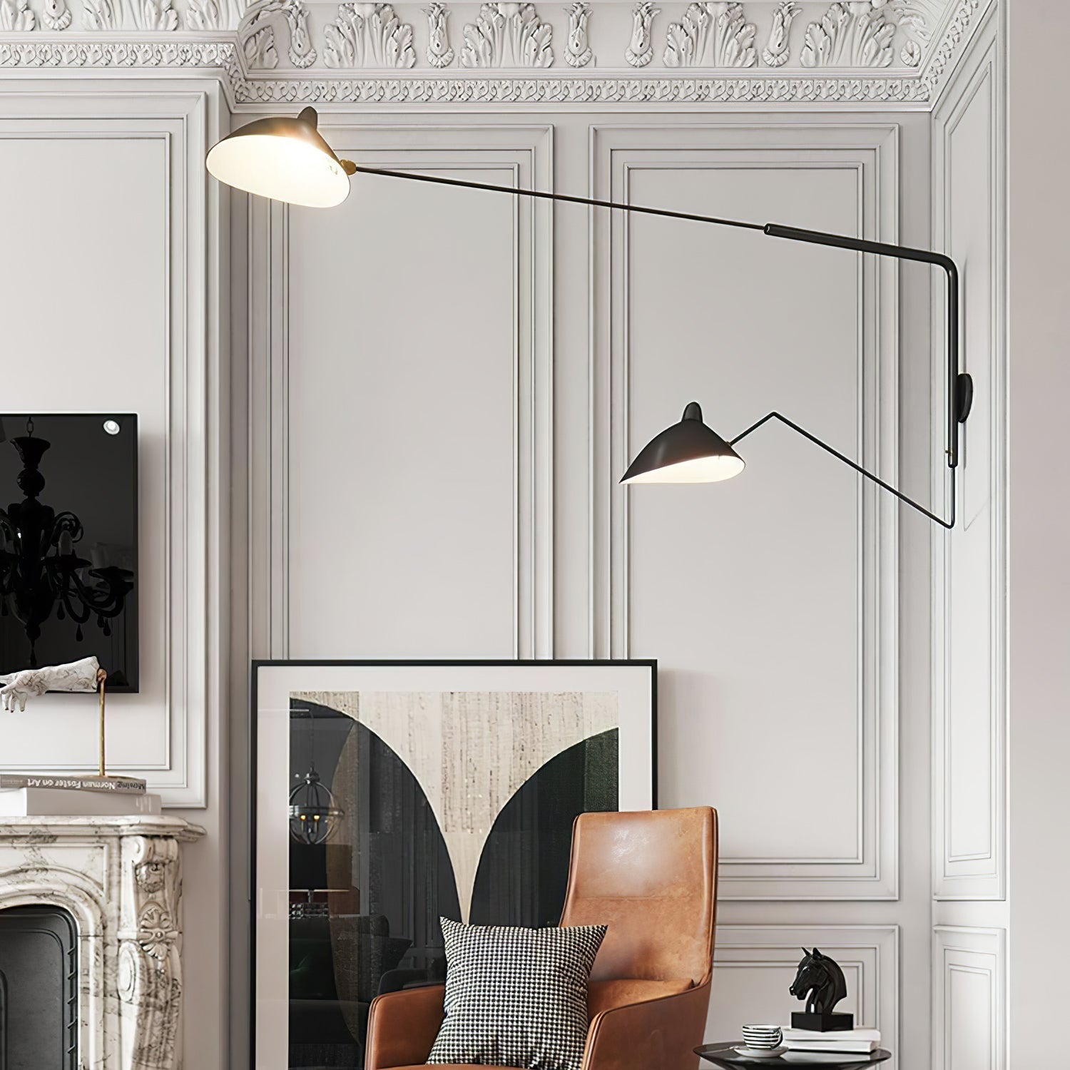 "Elegant Serge Mouille vegglampe med justerbar arm, insektlignende design, passer moderne innredning i svart eller hvit."