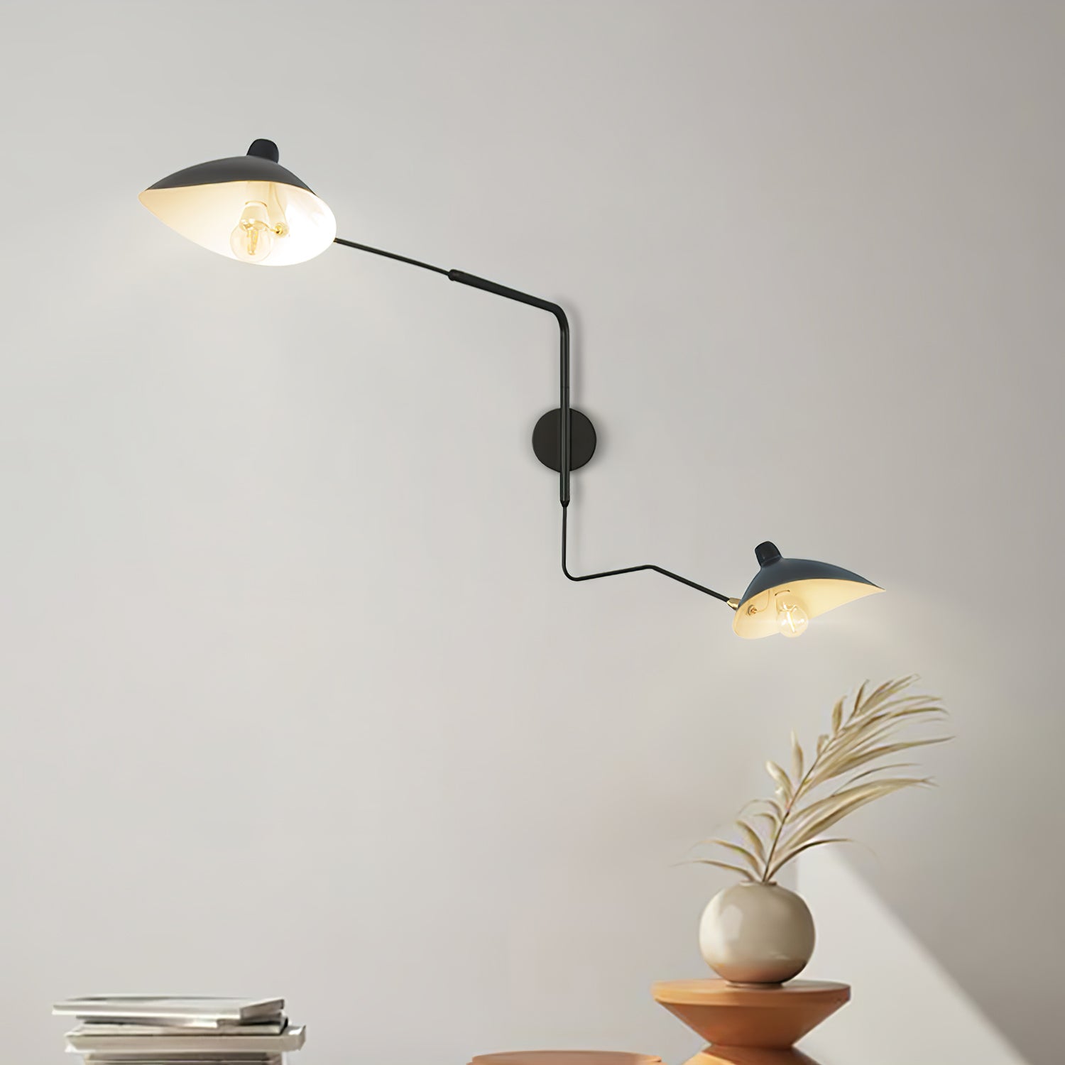 "Elegant Serge Mouille vegglampe med justerbar arm, insektlignende design, passer moderne innredning i svart eller hvit."