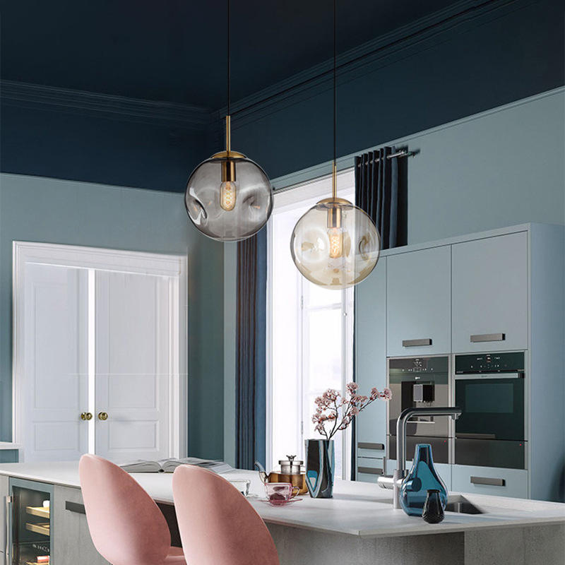"Elegant sfærisk glasspendellampe med gullfinish, nordisk design, jevn lysfordeling, passer for moderne innemiljøer."