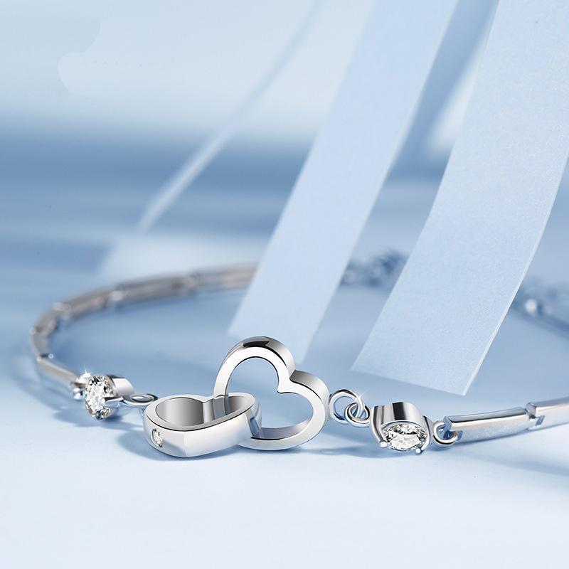 Elegant sjelesøster hjertearmbånd med skinnende krystallhjerte og rhodiumbelagt kjede. Perfekt til kvinnelige accessoirer.