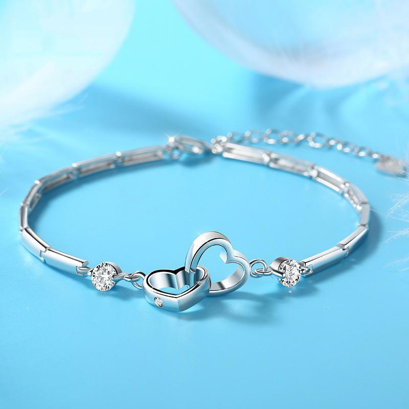 Elegant sjelesøster hjertearmbånd med skinnende krystallhjerte og rhodiumbelagt kjede. Perfekt til kvinnelige accessoirer.