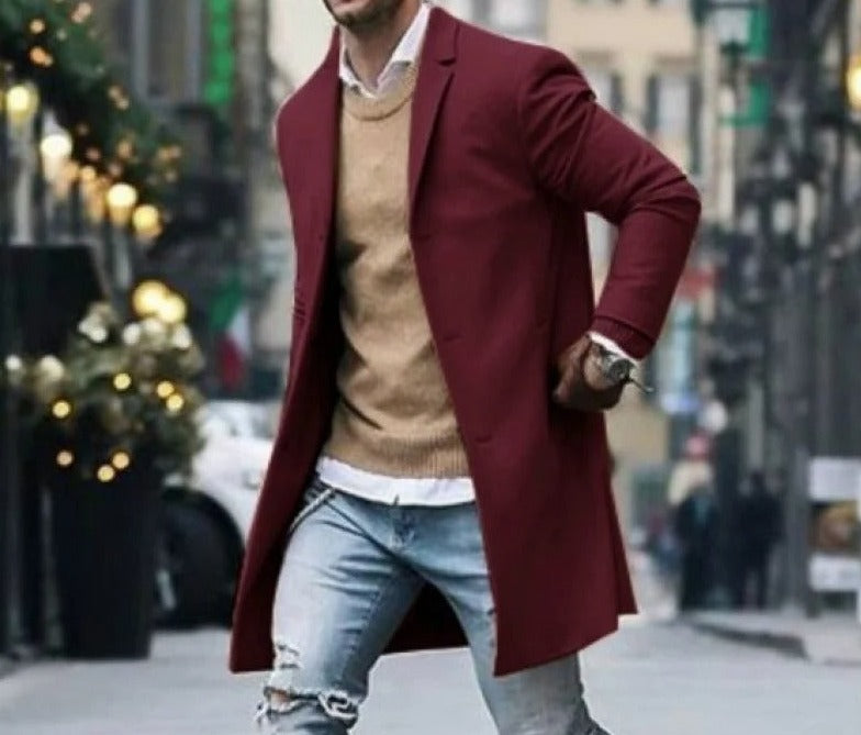 Mann iført en moderne slim fit vinterjakke i ullblanding, som viser elegant passform og stil.