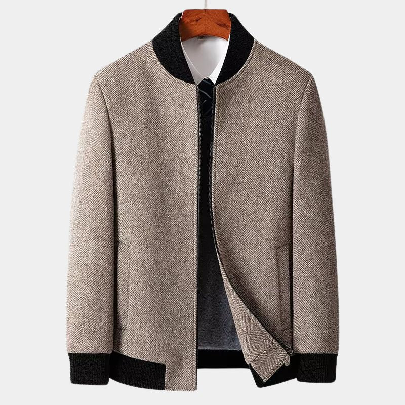 Nærbilde av detaljer på moderne herrefrakk: stofftekstur og knapper. Kvalitets ytterplagg i slim fit.