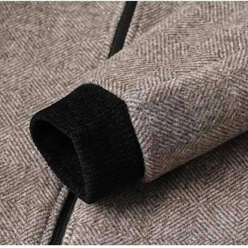 Bakside av stilren slim fit herrefrakk. En moderne og tidløs vinterfrakk/høstfrakk for elegant herremote.