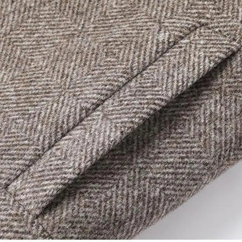 Formell herremote: Mann i elegant slim fit frakk. Tidløst ytterplagg som passer perfekt for kontoret og selskap.