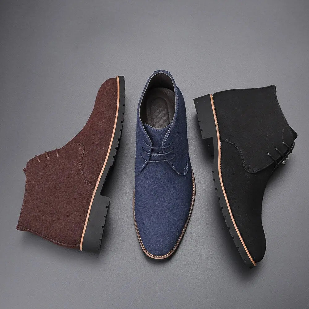 Mørkeblå slip-on herresko med minimalistisk design, gir komfort og en elegant stil for menn.