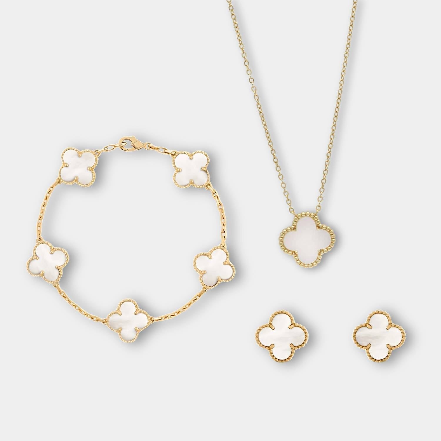 "Elegant smykkesett med minimalistisk halskjede, armbånd og øredobber i moderne design, ideelt for enhver anledning."