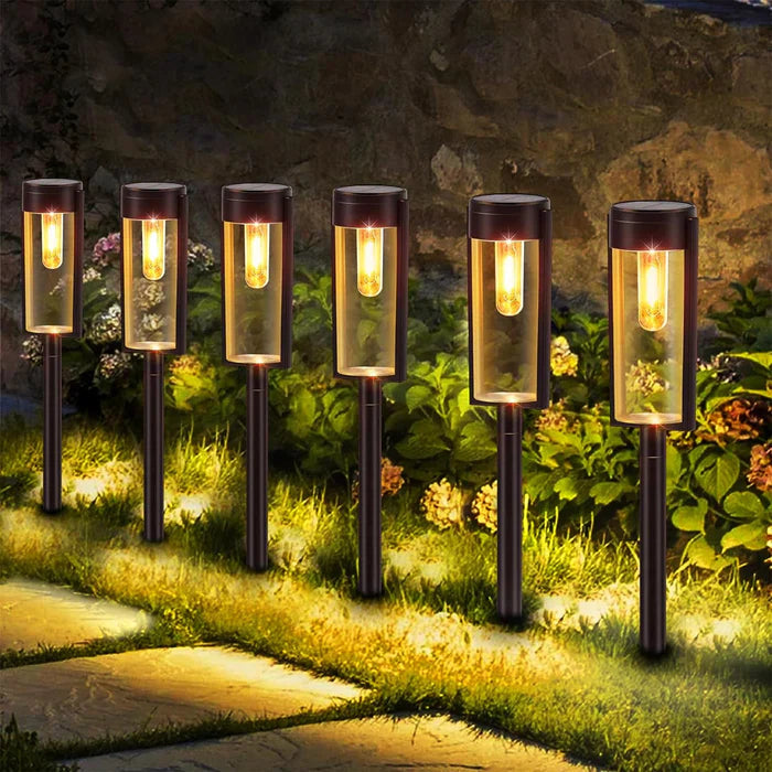 Nærbilde av elegant svart solcellelampe for hagen, viser kvalitetsmaterialer. Perfekt utendørs lys.