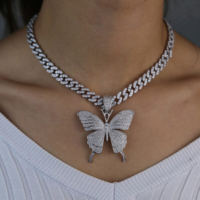 Detaljert sommerfugl design på choker halskjede, prydet med krystaller, et unikt smykke.