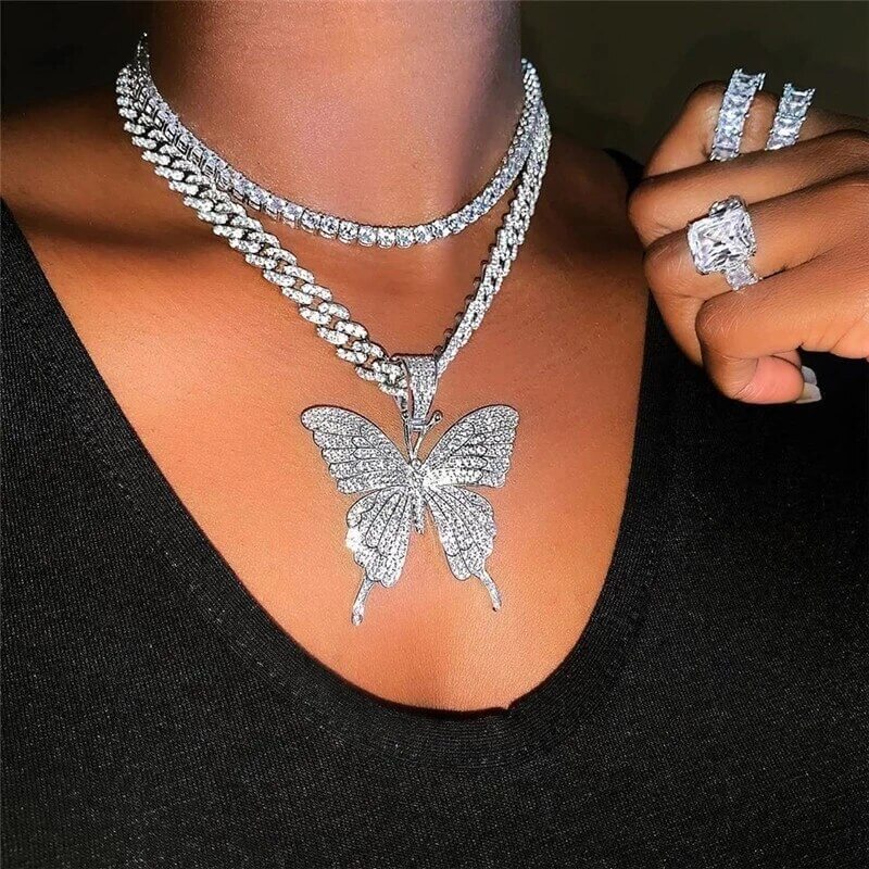 Vakkert sommerfugl halskjede, en krystall choker som komplementerer enhver kvinnes stil elegant.