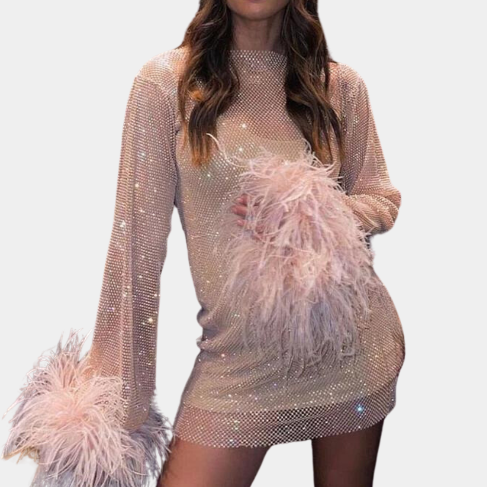 "Elegant sommerkjole for kvinner i glitrende rosa stoff med figursydd midje og utsvingt skjørt, perfekt for fest."