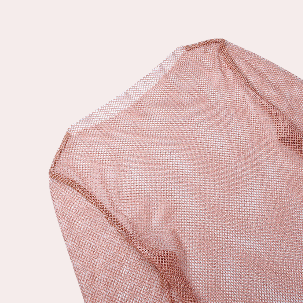 "Elegant sommerkjole for kvinner i glitrende rosa stoff med figursydd midje og utsvingt skjørt, perfekt for fest."