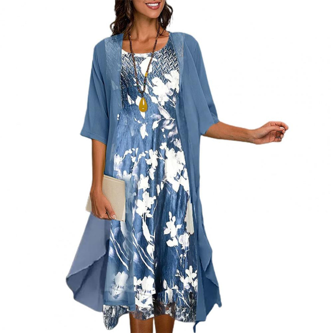 Elegant sommerkjole med blomsterprint, elastisk stoff, rund hals, feminin passform, ideell for varme sommerdager.