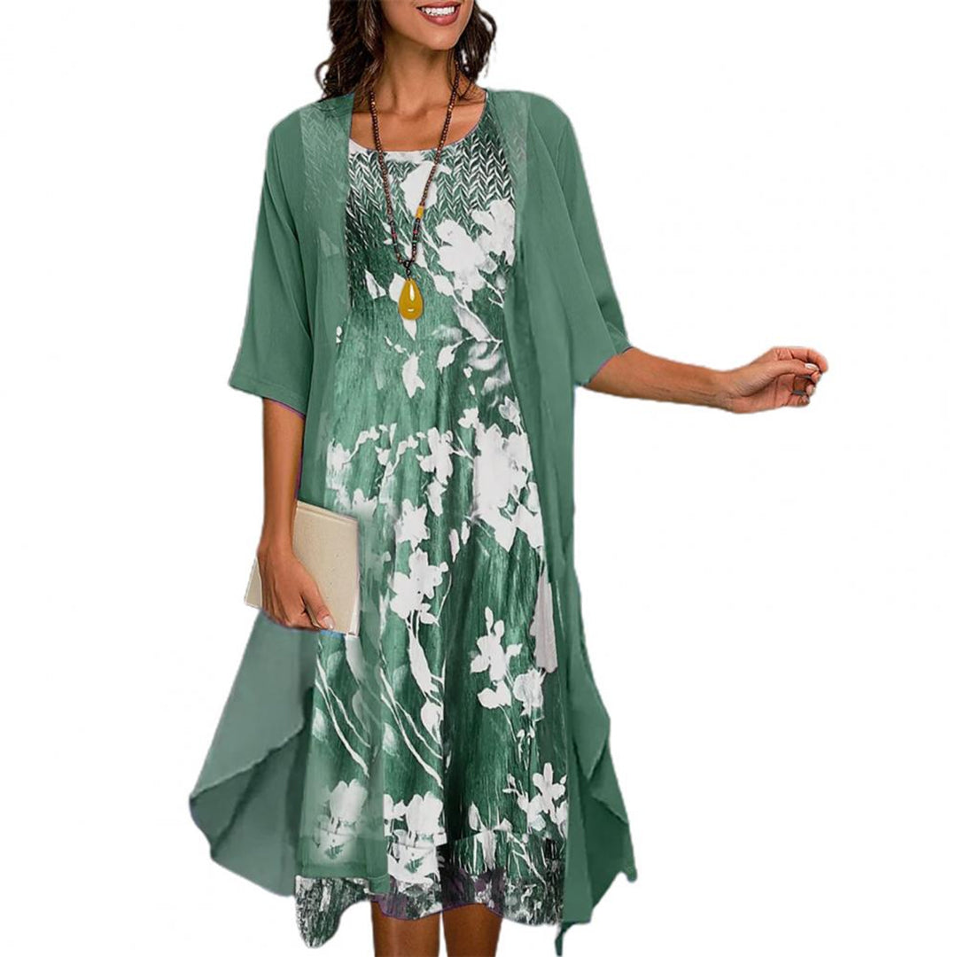 Elegant sommerkjole med blomsterprint, elastisk stoff, rund hals, feminin passform, ideell for varme sommerdager.