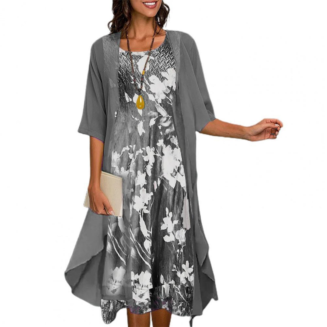 Elegant sommerkjole med blomsterprint, elastisk stoff, rund hals, feminin passform, ideell for varme sommerdager.