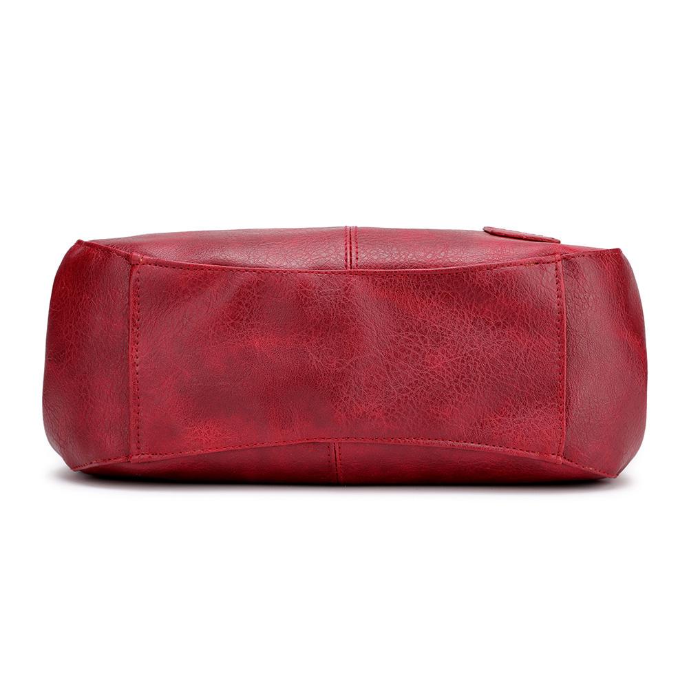 Svart faux skinn skulderveske med et enkelt, elegant design og romslig interiør for reise.
