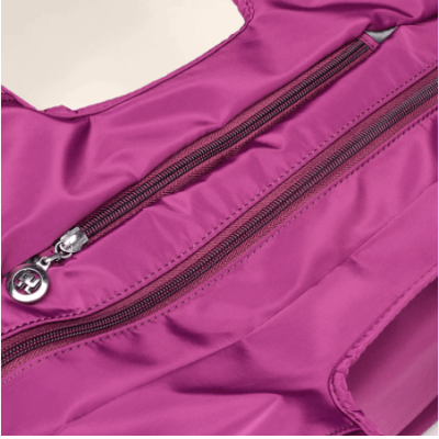 Moderne svart skulderveske for kvinner, laget av vanntett nylon, perfekt for den aktive livsstil.