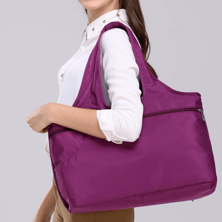 Tidløs skulder tote for kvinner, laget av slitesterk, vanntett nylon, ideell for hverdagsbruk.
