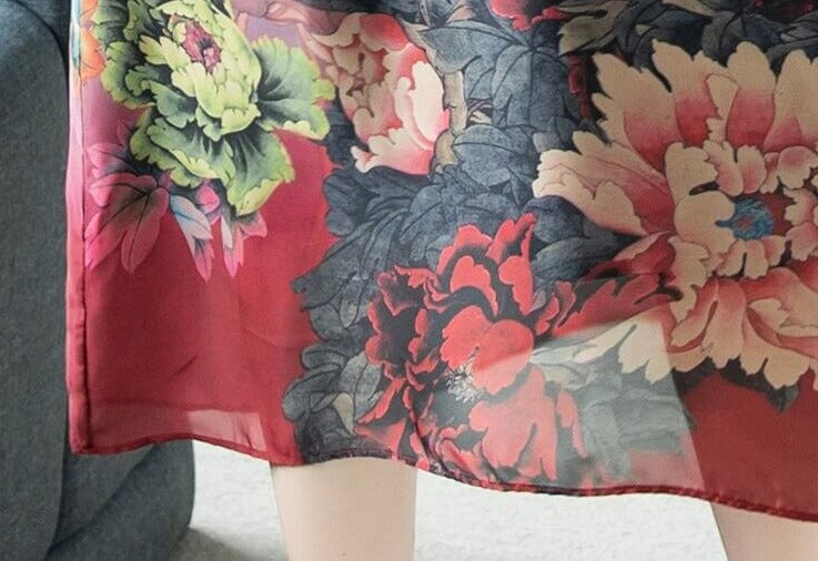 Elegant sort damekjole med V-hals i myk silke, detaljert for å vise kvaliteten og egnetheten som sommerkjole.