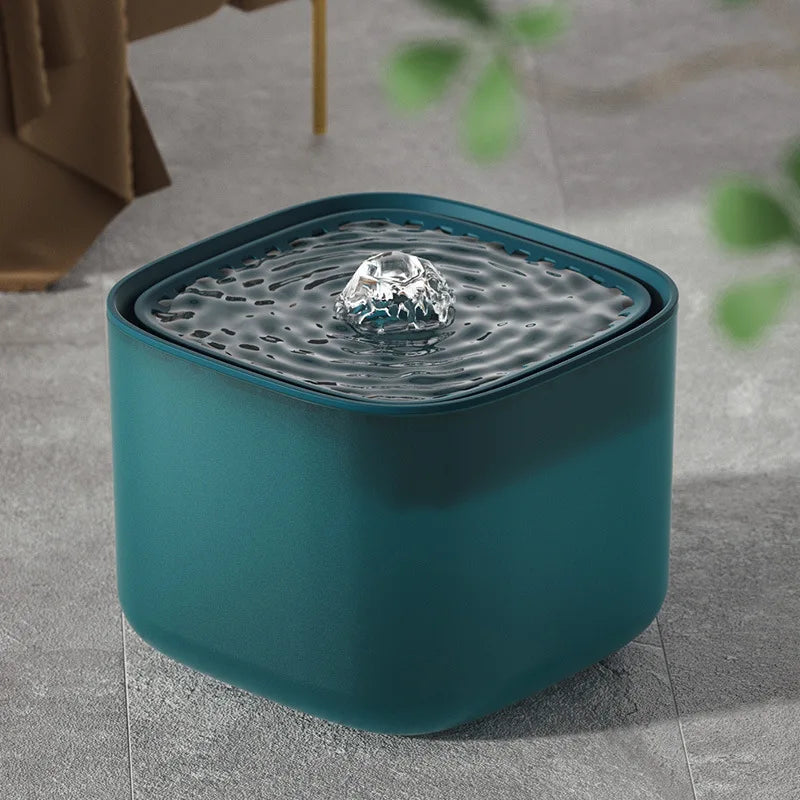 "Elegant, stille kjæledyr vannfontene, 3L kapasitet, BPA-fri materiale, sikrer frisk, filtrert vann for kjæledyr."