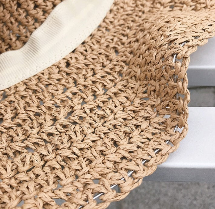 Elegant og funksjonell stråhatt for kvinner med bred brem, ferie must-have
